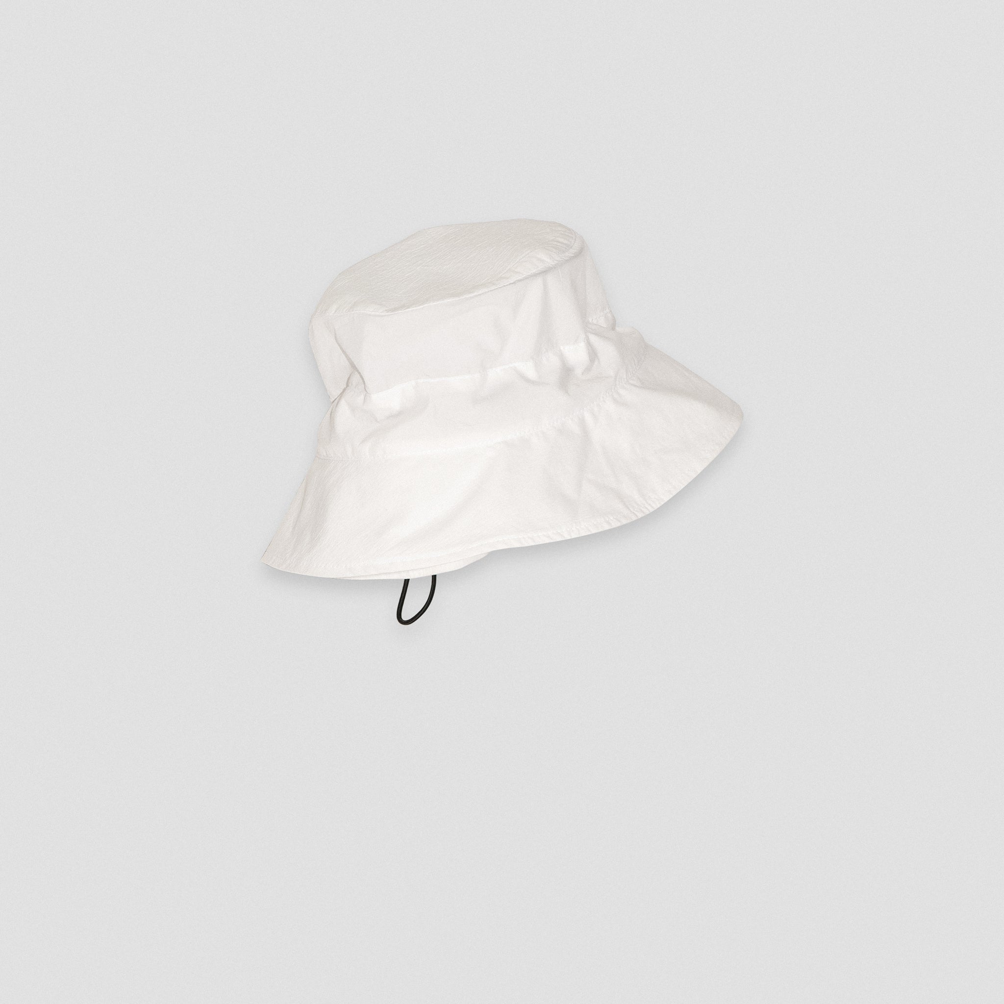 BUCKET HAT WITH DRAWSTRINGS — WHITE