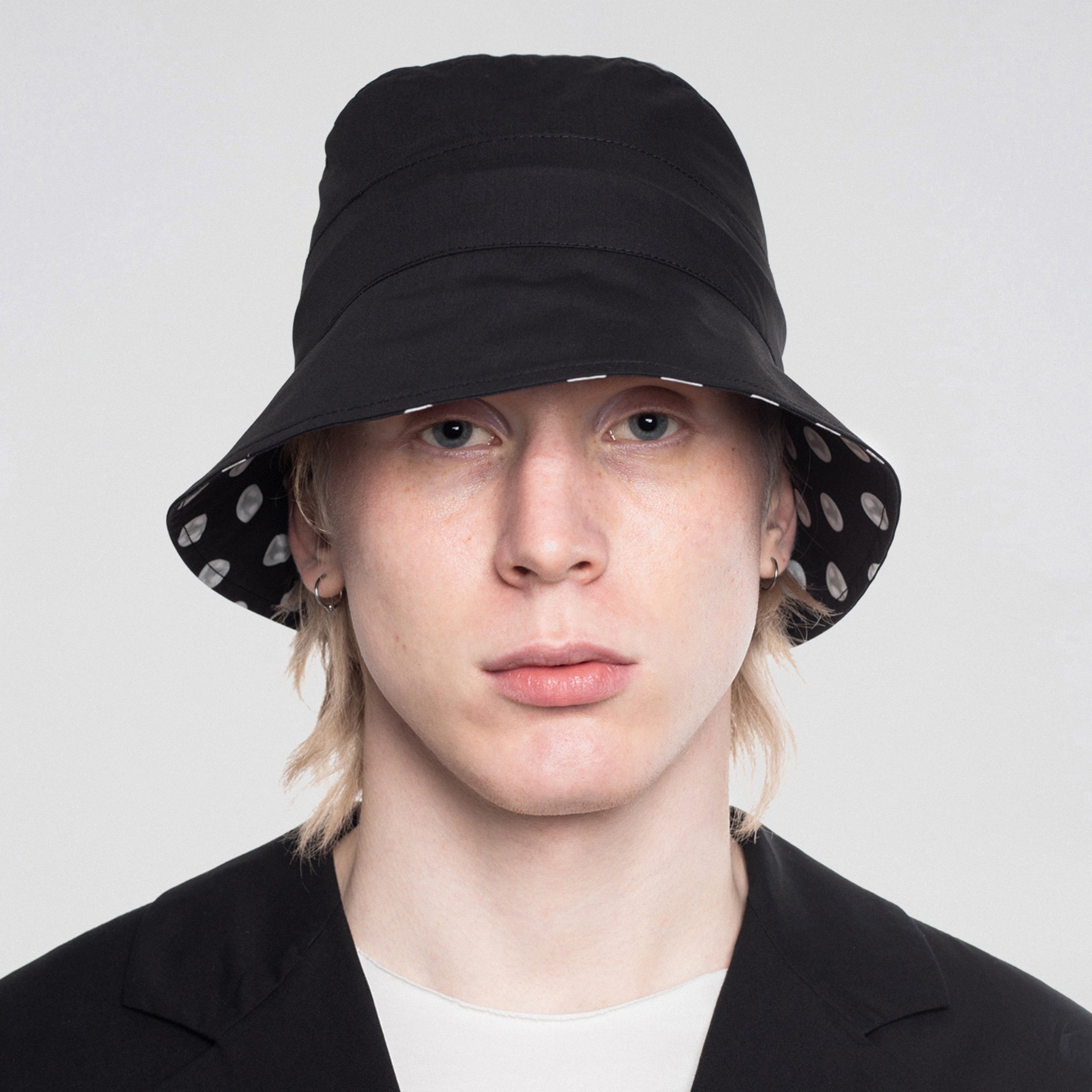 BUCKET HAT WITH DRAWSTRINGS — BLACK AND PEARLS PRINT